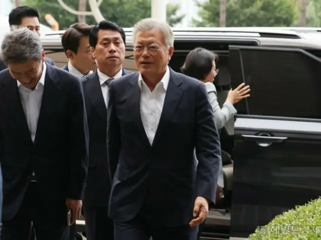 Mantan Presiden Moon mengatakan pada hari sebelum ujian universitas umum, ``Setelah Anda melewati gunung besar, Anda akan menemukan dunia yang bebas dan luas.'' - Korea Selatan