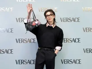 Hyun Jin (Stray Kids) kembali ke Versace Ginza dengan mengenakan item favoritnya untuk pertama kalinya dalam setahun!