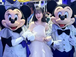 Aktris Park Bo Young, seorang putri Disney yang keluar dari anime... tersenyum bahagia di antara Mickey dan Minnie