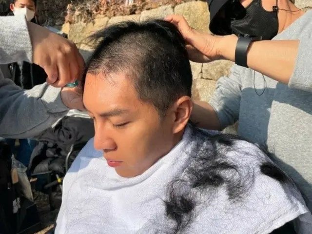 Lee Seung Gi dari film "Big Family" mengungkap proses mencukur rambutnya... Dia memakai kacamata hitam dan memiliki visual yang cantik.