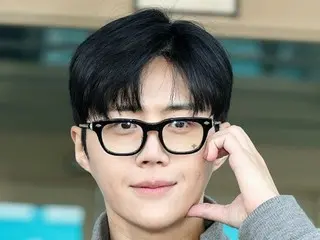 [Foto] Aktor “The Prince of Glasses Advents” Kim Seon Ho berangkat ke Italia untuk pemotretan gravure