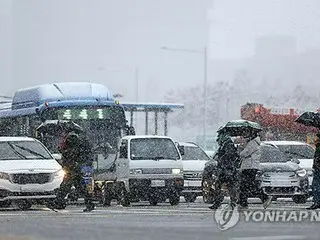 Hujan salju lebat di Seoul selama dua hari berturut-turut mengganggu sistem transportasi