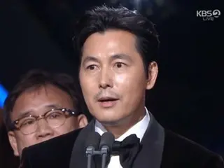 Jung Woo Sung meminta maaf karena memiliki anak di luar nikah di Blue Dragon Film Awards ke-45... "Aku minta maaf karena telah mengecewakanmu. Aku akan memenuhi tanggung jawabku sebagai seorang ayah."