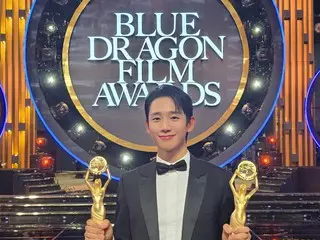 Aktor Jung HaeIn memenangkan dua penghargaan di Blue Dragon Film Awards ke-45...memenangkan Penghargaan Bintang Populer dan Penghargaan Aktor Pendukung Terbaik