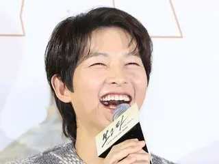 Aktor Song Joong Ki memakai anting untuk pertama kalinya sejak debutnya di film "Bogota: Land of Last Chance"... "Ide saya"