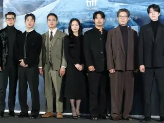 Hyun Bin, Jo WooJin, Choi Woojin, dan Choi Yeobin dari film "Harbin" berlari untuk saling menyapa di atas panggung selama minggu perilisan...Pratinjau layanan penggemar