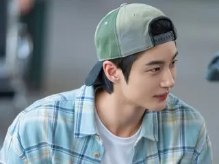 Byeon WooSeok memiliki visual yang menyegarkan... Di sisi lain, ia memiliki pesona alami dengan topi dan kacamatanya yang terbalik