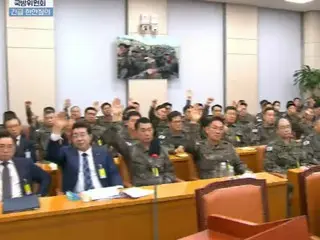 ``Mereka yang belajar tentang darurat militer melalui menonton TV, angkat tangan.'' Para pemimpin militer langsung mengangkat tangan - laporan Korea Selatan