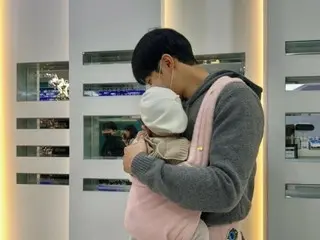 Lee Seung Gi mengungkapkan dirinya sedang menggendong bayi... "Semoga semua anak di dunia sehat dan bahagia"