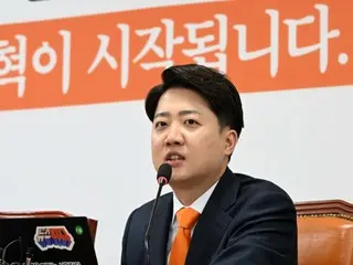 Anggota parlemen dari Partai Reformasi Baru, Lee Jun-seok, berkata kepada mantan pemimpin Korea Han Dong-hoon, ``Jika Anda tetap memegang teguh keinginan Anda dalam politik, mungkin kita akan bertemu suatu hari nanti.'' - Korea Selatan