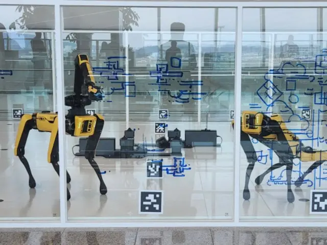 仁川空港、来年6月までロボットが描く絵を展示＝韓国