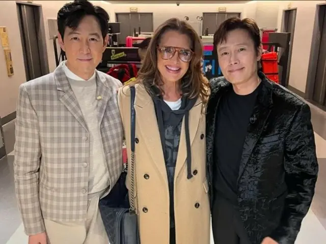 Lee Jung Jae & Lee Byung Hun "merasa malu sebagai penggemar" di samping Brooke Shields... Berdiri di sana saja sudah seperti "film"