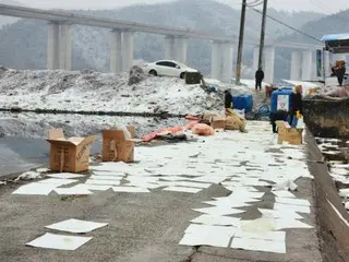 Truk tangki ``tergelincir'' di jalan bersalju... ``10,000 liter bensin'' tumpah = Korea Selatan