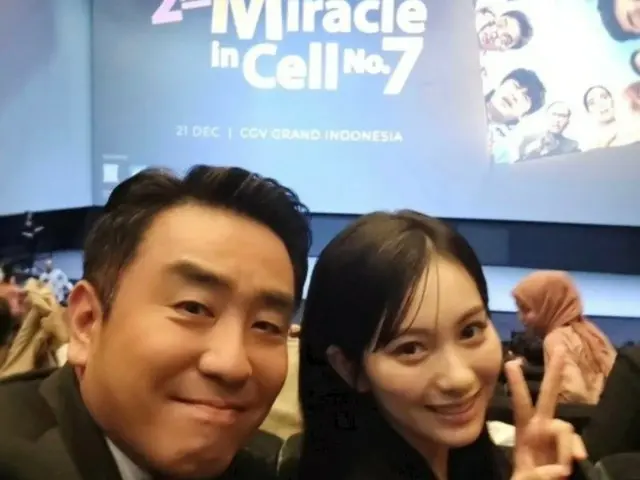 Aktor Ryu Seung Ryong merilis dua gambar dengan aktor cilik Kal SoWon... Rekan bintang dalam film "Miracle in Cell No. 7" "Surprising growth"