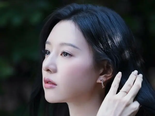 Kim JiWoo-won, populer dari drama "Queen of Tears," terlihat tak terkalahkan dari samping... Gravure gambar di balik layar yang bersinar dengan aura seorang dewi