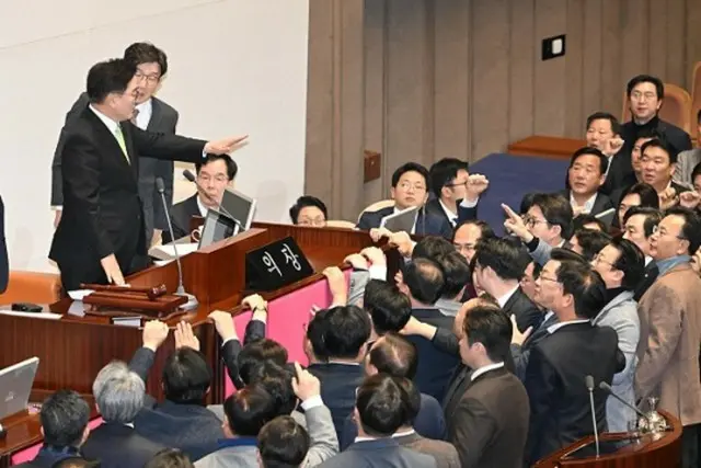 禹元植国会議長に対し、国民の力議員たちが抗議している様子