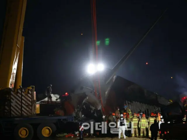 ``Muan Jeju Air crash'' 2 orang masih belum ditemukan... Pencarian malam dimulai = Korea Selatan