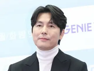 Apakah aktor Jung Woo Sung sadar akan kontroversi seputar kelahiran di luar nikahnya dengan seorang model? ...Keluar dari ucapan Tahun Baru untuk kantor satu orang