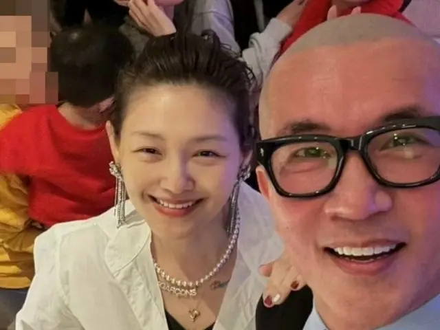 “20 Tahun Cinta” Ku Jun-yeop (CLON) dan istrinya “Ekor Kuda Anak Bunga Versi Taiwan” Barbie Hsu menikmati akhir tahun dengan senyuman…Apakah mereka sudah menjadi pasangan suami istri?