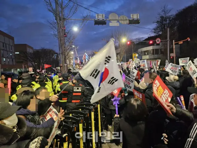 “Penangkapan langsung” vs. “Kami akan melindungi”...Melintasi depan istana presiden = Korea Selatan