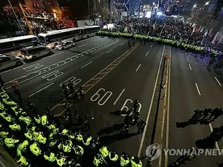 Warga yang merasa tidak nyaman dengan unjuk rasa di depan kediaman presiden Seoul meminta kerja sama polisi