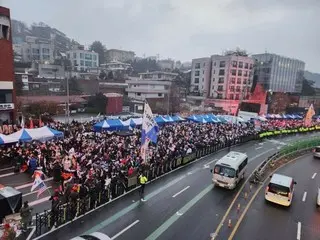 Seorang peserta unjuk rasa untuk menangkap Presiden Yun Seok-Yeong ditangkap sambil mengacungkan pemotong kotak... Unjuk rasa mendukung dan menentang Presiden Diintensifkan = Korea Selatan