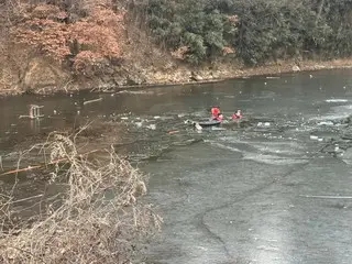 Siswa SMP bermain es tersebar di waduk... es pecah dan satu orang tewas = Korea Selatan