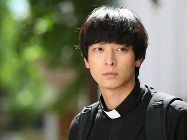 Kang Dong Won membuat penampilan spesial di ``Black Nuns''...Dia terlihat seperti Choi Bu Jae di ``Priest'' dan terharu.''