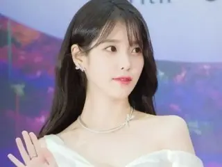 IU memamerkan kecantikannya yang beragam, mulai dari hanbok yang anggun hingga busana kasual yang cantik.