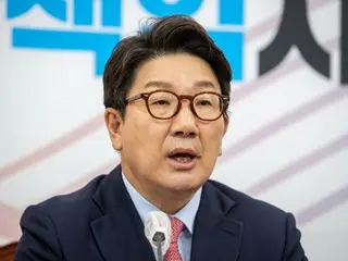 ``Rakyat mengakui realitas Lee Jae-myung dan perwakilan Partai Demokrat...Ada banyak kandidat yang sebanding dengan mereka yang ada di partai yang berkuasa.'' - Perwakilan Partai Demokrat Korea Selatan dari partai yang berkuasa.