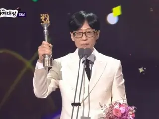 Yu Jae Suk mengangkat trofi dan berkata, "Hadiah utama ke-20 dalam 20 tahun...aku sudah melakukannya" = "SBS Entertainment Awards"