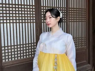 Ucapan selamat tahun baru Imlek Dahyun TWICE, kulitnya yang putih seperti tahu cocok dengan hanboknya... dia memancarkan kecantikan yang anggun