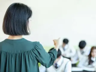 Seorang siswa sekolah menengah yang melontarkan komentar seksual kepada seorang guru perempuan mengeluhkan "tiga jam pelayanan" dan berakhir dalam keributan = Korea Selatan