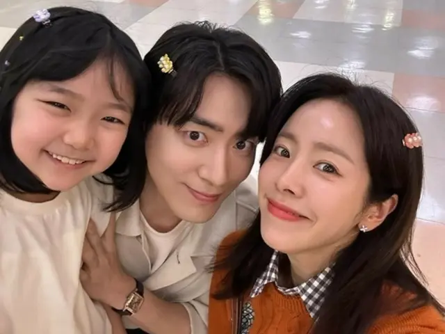 Aktris Han JIMIN dan aktor Lee Jun Hyuk terlihat seperti "keluarga sungguhan" dalam foto ini bersama seorang aktor cilik... Sungguh mengharukan hanya dengan melihatnya