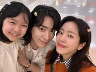 Aktris Han JIMIN dan aktor Lee Jun Hyuk terlihat seperti "keluarga sungguhan" dalam foto ini bersama seorang aktor cilik... Sungguh mengharukan hanya dengan melihatnya