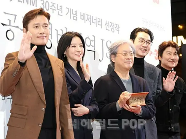 [Foto] Song Kang Ho, Lee Byung Hun, Lee Yong Ae, Kim Taewoo, dan sutradara Park Chan Wook... Para pemeran utama film "JSA" yang gemilang bersatu kembali untuk pertama kalinya dalam 25 tahun