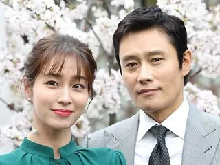 Aktris Lee Min Jung dan putra sulungnya menghadiri acara JSA untuk mendukung suaminya Lee Byung Hun... keluarga yang erat