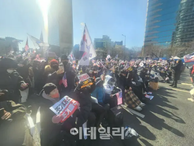 Kelompok konservatif memadati pusat kota Seoul di tengah udara dingin yang menusuk... "Ini adalah darurat militer yang dijamin oleh konstitusi" - Media Korea Selatan