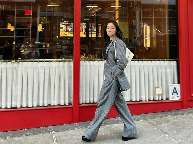 Aktris Lee Se Yeong mengubah jalan menjadi landasan pacu saat dia berjalan... Menarik perhatian dengan "kecantikan mewah dan anggunnya"