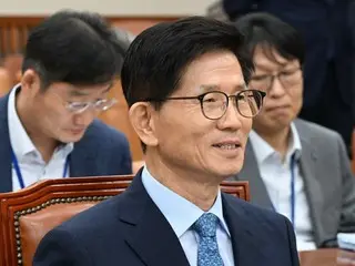 Partai Demokrat Korea kepada Kim Moon-soo, Menteri Ketenagakerjaan dan Perburuhan, "Anda menghina Kim Koo dengan mengatakan bahwa dia adalah 'warga negara Tiongkok'... Mundurlah dari jabatan Anda sebagai Anggota Dewan Negara" (Korea Selatan)