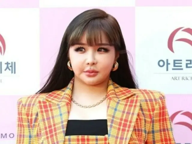 BOM (2NE1) mengatakan rumor kencannya dengan aktor Lee Minho adalah "benar" tetapi... apakah dia telah menghapus semua sub-akunnya?