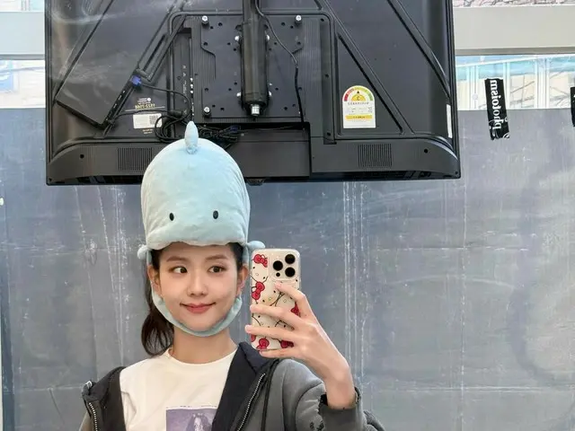 JISOO BLACKPINK terlihat sangat cantik mengenakan topi hiu... BLINK tergila-gila dengan selfie-nya yang cantik