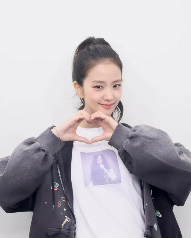 「BLACKPINK」JISOO、サメの帽子がこんなに似合うとは…ラブリーすぎるセルフィーにBLINKたちもぞっこん