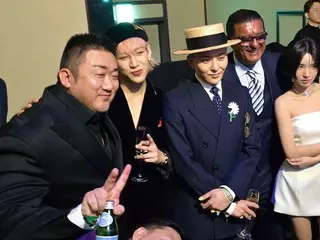 Aktor Ma Dong Seok tersenyum manis di depan G-DRAGON... membuatnya duduk di sebelahnya dan berbisik