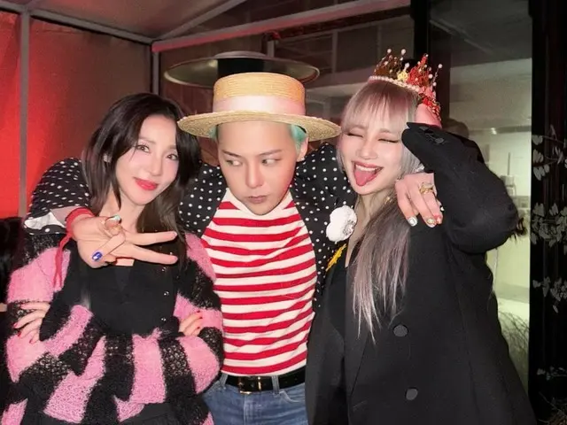 Dara & CL 2NE1 berpose dengan G-DRAGON bergandengan tangan... Foto tiga potret keakraban keluarga YG