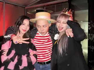 Dara & CL 2NE1 berpose dengan G-DRAGON bergandengan tangan... Foto tiga potret keakraban keluarga YG