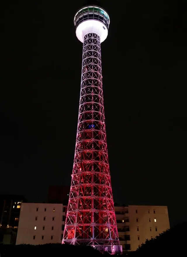 「東方神起」カラーの特別ライトアップ