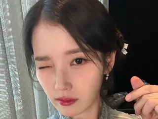 IU mengedipkan mata dan menunjukan jari hatinya pada Lee Jung Suk? …Visual "Peri Musim Semi" yang menawan dirilis