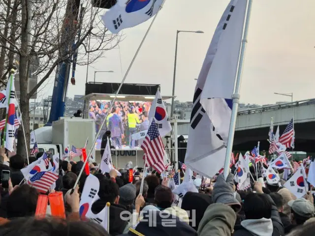 「勝った」官邸周辺はお祝いムード…ユン大統領釈放＝韓国