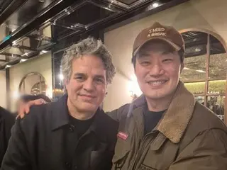 Lee HeeJun dan bintang Hulk Mark Ruffalo dalam foto bersama... malu-malu: "Saya benar-benar ingin bertemu dengannya"